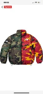 Supreme®/The North Face® Split Nuptse Jacket Camo Supreme - Foto 1 di 4