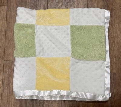 Cocalo 绿色黄色白色缎面毛绒方块拼布薄纱婴儿毯 — 第 1/4 张图片