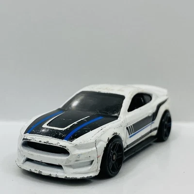 Hot Wheels Ford Shelby GT350R Oxford White 2017 Muscle Mania 2/10 Loose 213/365 - Image 1 of 4