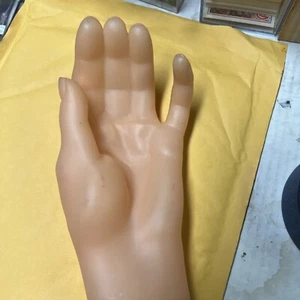 Rarissima mano sinistra in gomma dura vintage sembra mano femminile - Foto 1 di 12