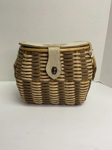 Vtg rustic primitive woven basket with latch, Decorative Shabby Picnic Basket Cover