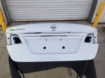 Nissan Sentra 2016 2017 2018 2019 maletero trasero tapa plata sin cámara Foto 1 de 4