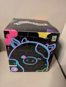 2024 SDCC Jazwares exklusive Squishmallows Reshma the Cow (Schwarzlicht) LE/500 - Bild 1 von 9