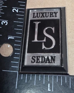 OLDSMOBILE DELTA 98 SEDÁN DE LUJO LS CIRCA AÑOS 80 EMBLEMA (6222) - Imagen 1 de 7