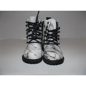 Neu ohne Etikett & B Mia schwarz/weiß Lil Taunya Patton Leder/Marmor-Optik Stiefel (21) - Bild 1 von 4