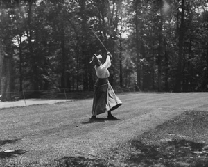 Woman golfing, early 1900's, New Picture Reproduction of an Old Photo - Picture 1 of 1