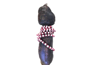 Antigua muñeca africana de madera fetiche con cuentas de vidrio - Imagen 1 de 6