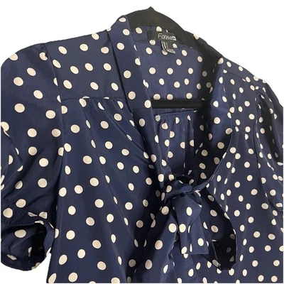 Blusa para mujer Forever 21 a lunares cuello corbata azul marino blanco botón secretaria de oficina Foto 1 de 4