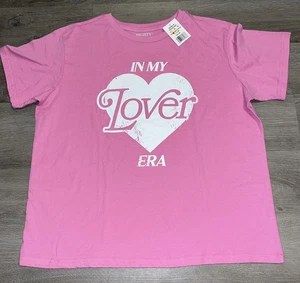 NUEVA Camiseta Mighty Fine "IN MY LOVER ERA" Talla XXL Manga Corta Rosa Corazón - Imagen 1 de 2