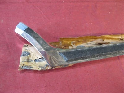 Nuevo de Lote Antiguo Ford LTD II 1977-1979 Cuarto Trasero Izquierdo Panel Moldura, con Raya Vinilo Foto 1 de 4