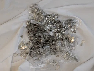 Lotto gioielli misti barattolo/borsa misteriosa vintage e moderna tono argento - Foto 1 di 10