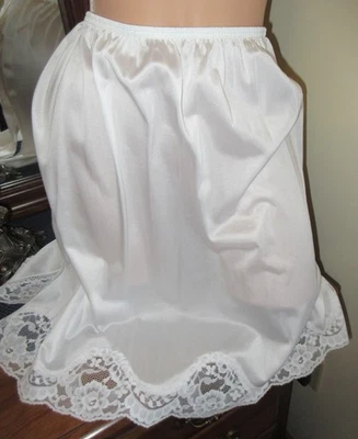 JC PENNEY 1980 look BLANCO MEGA ENCAJE DOBLADILLO 100% nylon CORTO 24" medio deslizamiento M EE. UU. Foto 1 de 4