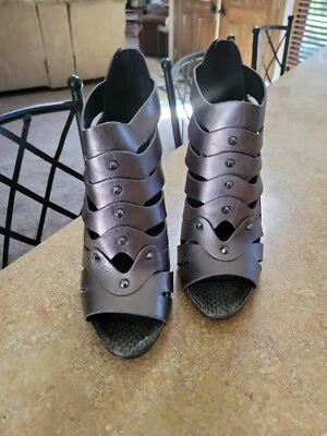 Botín de aguja gris metal pistola mercado negro de la Casa Blanca talla 7,5 ¡USADO EN EXCELENTE ESTADO! Foto 1 de 4