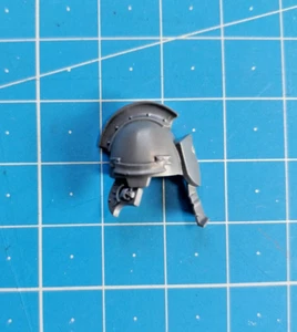 Captain Terminator Bits Right Shoulder Pad Plate Shield Space Marines 40k Bitz - Picture 1 of 1