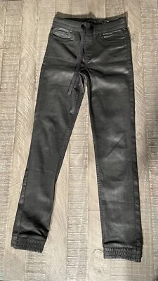 Pantalones de mezclilla negros recubiertos Kendall + Kylie The Jogger talla XS parte inferior reunida. Foto 1 de 4