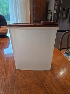 Vintage Tupperware Cereal Keeper Container 20 Cup 1588-4 Brown Wide Seal Lid - Picture 1 of 5