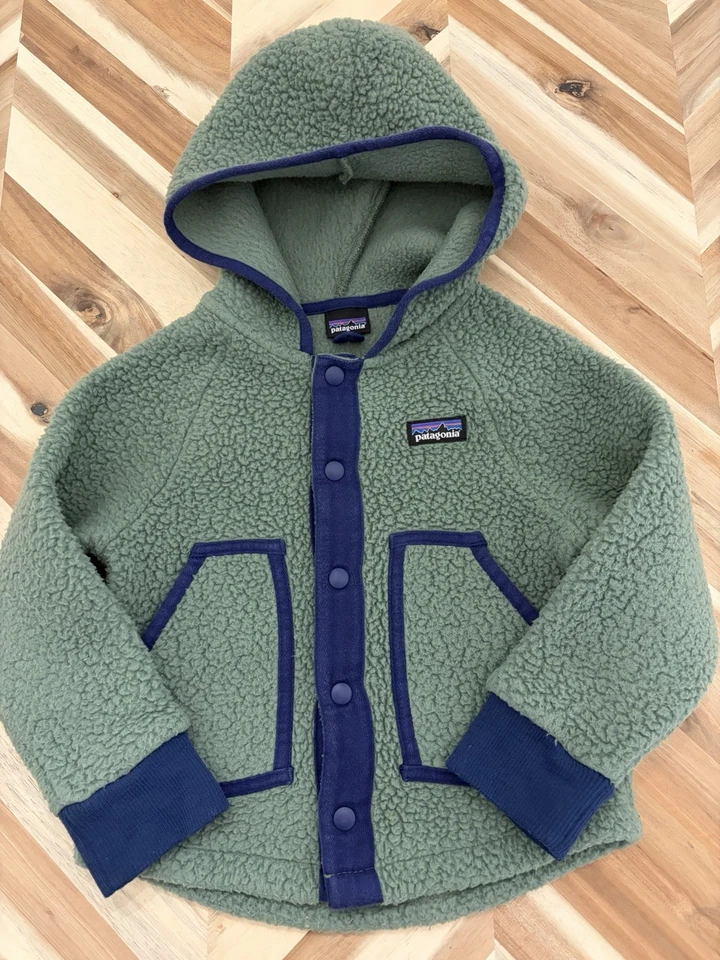 Chaqueta con capucha Patagonia para niños pequeños frente a presión retro pila polar ropa exterior verde 3T Foto 1 de 4