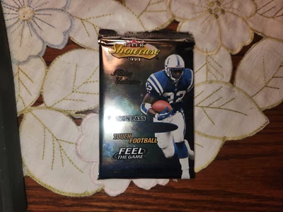 2000 FLEER SHOWCASE FOOTBALL CARD HOBBY PACK TOM BRADY ROOKIE-AUTOS?+BRADY PROMO - Image 1 of 4