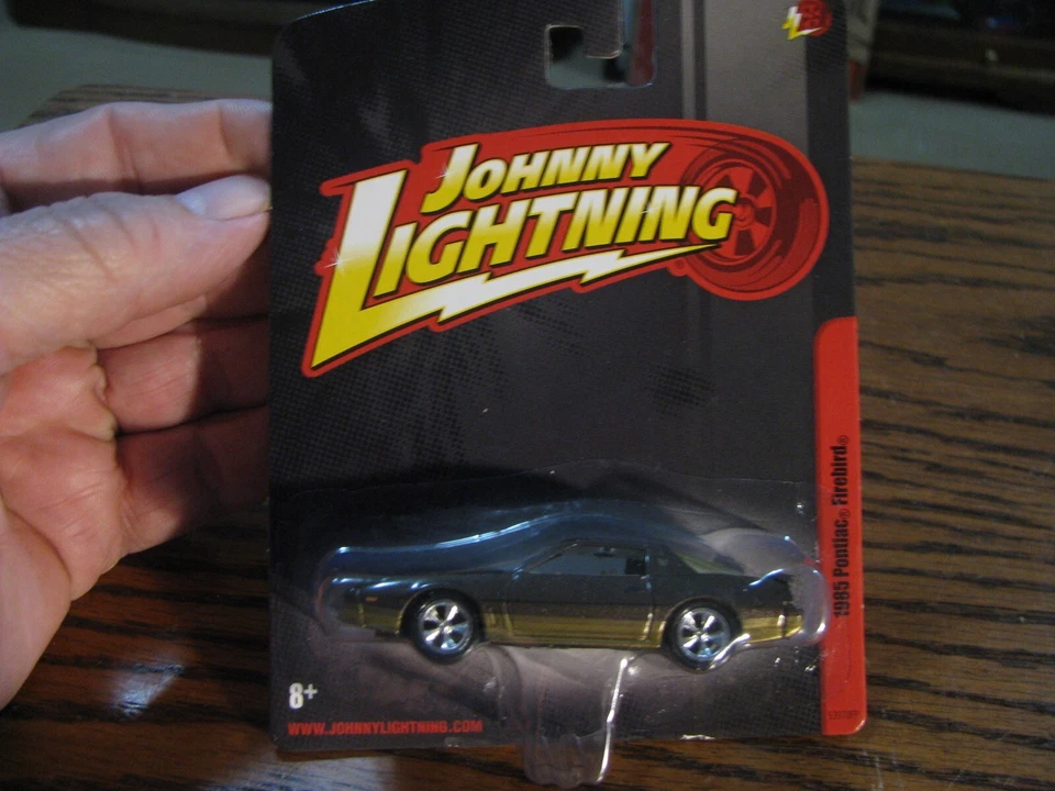 Johnny Lightning 1970 Plymouth Superbird 40 Years Celebration 50298