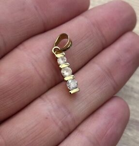 Ladies 18k Gold Diamond Pendant, No Chain.