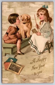 Año Nuevo ~ Perro Cachorro Dorado Se une a Niño y Niña en la Escuela ~ Libros y Pizarra ~ NASH ~ 1908 - Imagen 1 de 2