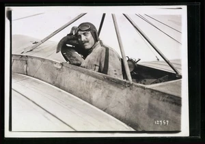 Foto M. Rol, Paris, Ansicht von Marseille, Pilot Mallard vor dem Abflug von Marsei - Bild 1 von 2