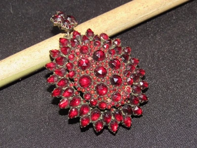 Alter Anhänger zum Öffnen von Fotos - granatfarbener Stein - Bild 1 von 4