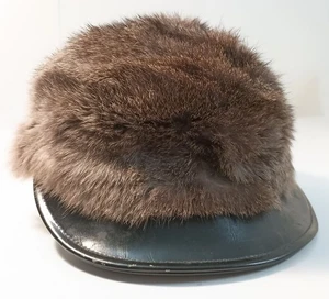 Gorra/boina vintage de piel marrón para motocicleta con ala negra hecha en Unión EE. UU. pequeña - Imagen 1 de 11