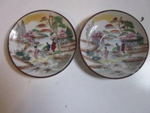 2 VINTAGE HANDBEMALTE JAPANISCHE PORZELLAN GARTEN/GEISHA DESIGN UNTERTASSEN 5-1/2" W - Bild 1 von 3