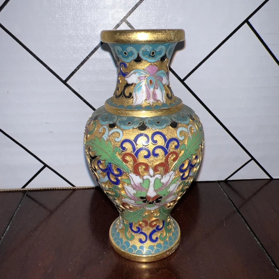 "Florero Champleve Cloisonné de latón chino vintage loto iris remolinos dorado verde 5,25""" Foto 1 de 1