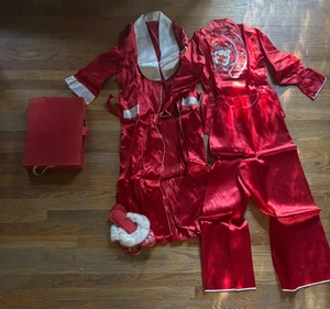 Vintage chinesischer roter Seiden Pyjama Morgenmantel Set mit Hausschuhen & Box 50er Jahre - Bild 1 von 10