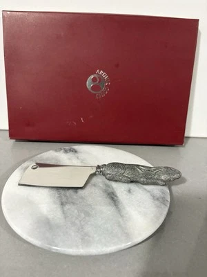 Tabla de queso redonda de mármol Arthur Court Designs con cuchillo de conejo 4-380 Foto 1 de 4