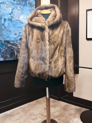 Giacca Visone Demi Con Effetto Bomber Cappuccino In Visone e Coulis Orlo Capo - Image 1 of 4