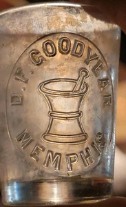 RARE D. F. GOODYEAR MEMPHIS TENNESSEE MEDICINE CUP EMBOSSED MORTAR AND PESTLE - Imagen 1 de 8