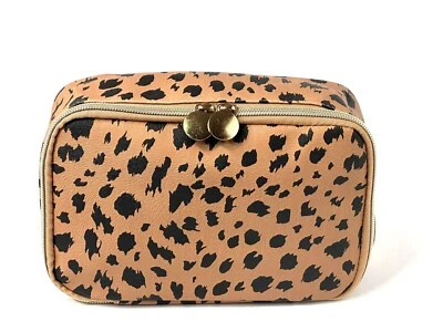 FUNDA DE MAQUILLAJE Guepardo Repujado y Cuero Sintético Verde Cremallera Alrededor Mango Superior TOTALMENTE NUEVA Foto 1 de 4