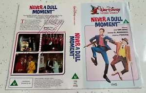 Never a Dull Moment - Sample VHS Video Sleeve - UK Disney - Dick Van Dyke - Foto 1 di 1