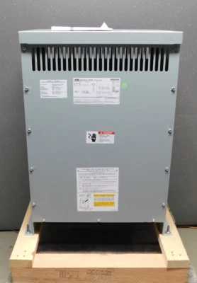 Transformador de bobinados de cobre ABB ReliaGear XFMR 45 kVa 9T10C1003 480V a 208/120V Foto 1 de 4