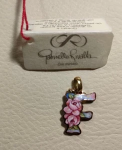Ciondolo lettera F in oro e smalto di Gabriella Rivalta, Dipinto a mano Smalti - Foto 1 di 5