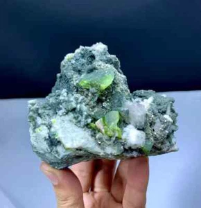 Sfene Titanite colore verde lussureggiante con calcite e adularia su matrice - 416 grammi - Foto 1 di 8