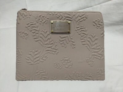 Funda Tablet Marc By Marc Jacobs Mareika Deboss Neopreno Gris Claro/Bronceado, 8"x10.5" Foto 1 de 4