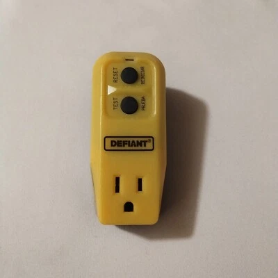 Enchufe GFCI -DEFIANT Safe-T-Check GFCI enchufe de 3 clavijas Foto 1 de 3