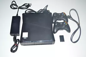Microsoft Xbox 360S + 2 Orginal Controller + Zubehörpaket - Bild 1 von 1