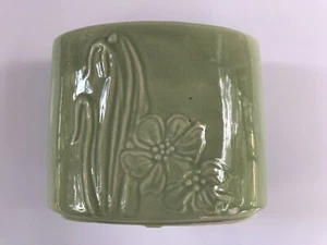 1 Vintage hellgrüne ovale Vase Übertopf erhaben Blumen Design Deko Sammlerstück - Bild 1 von 4
