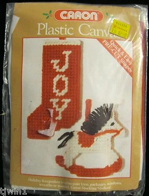 CARON ПЛАСТИКОВЫЙ ХОЛСТ НАБОР #4139 КАЧАЮЩАЯСЯ ЛОШАДЬ И ЧУЛОК ОРНАМЕНТ НАБОР НОВЫЙ! - Изображение 1 из 2