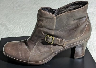 Clarks Ankle Boots Women's Size 9 Brown Leather Heel 87480 Buckle Side Zipper  - Image 1 of 4