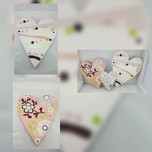 3 HERMOSAS DECORACIONES CORAZONES COLGANTES DE MADERA ROSA - Imagen 1 de 6