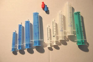 Spritzen m. Stopfen Hobby Werkstatt Basteln Kochen Küche Arbeit Auto Schnaps  - Bild 1 von 1