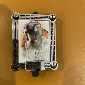 Disney Star Wars The Last Jedi Resistance Mystery Box Poe Portrait Frame Pin - Picture 1 of 5