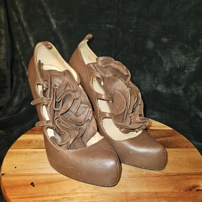 Christian Louboutin Zapatos de salón de cuero marrón con volantes para mujer EU 40 EE. UU. Talla 8,5 5" Tacón Foto 1 de 4