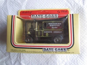 1983 Lledo Models of Days Gone: camion consegna biscotti Yorkshire nuovo con scatola - Foto 1 di 2